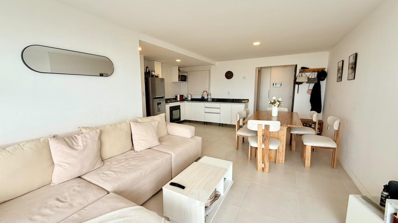 Foto de Departamento 2 Ambientes con cochera en Alquiler. Zona Parque Luro., imagen 3