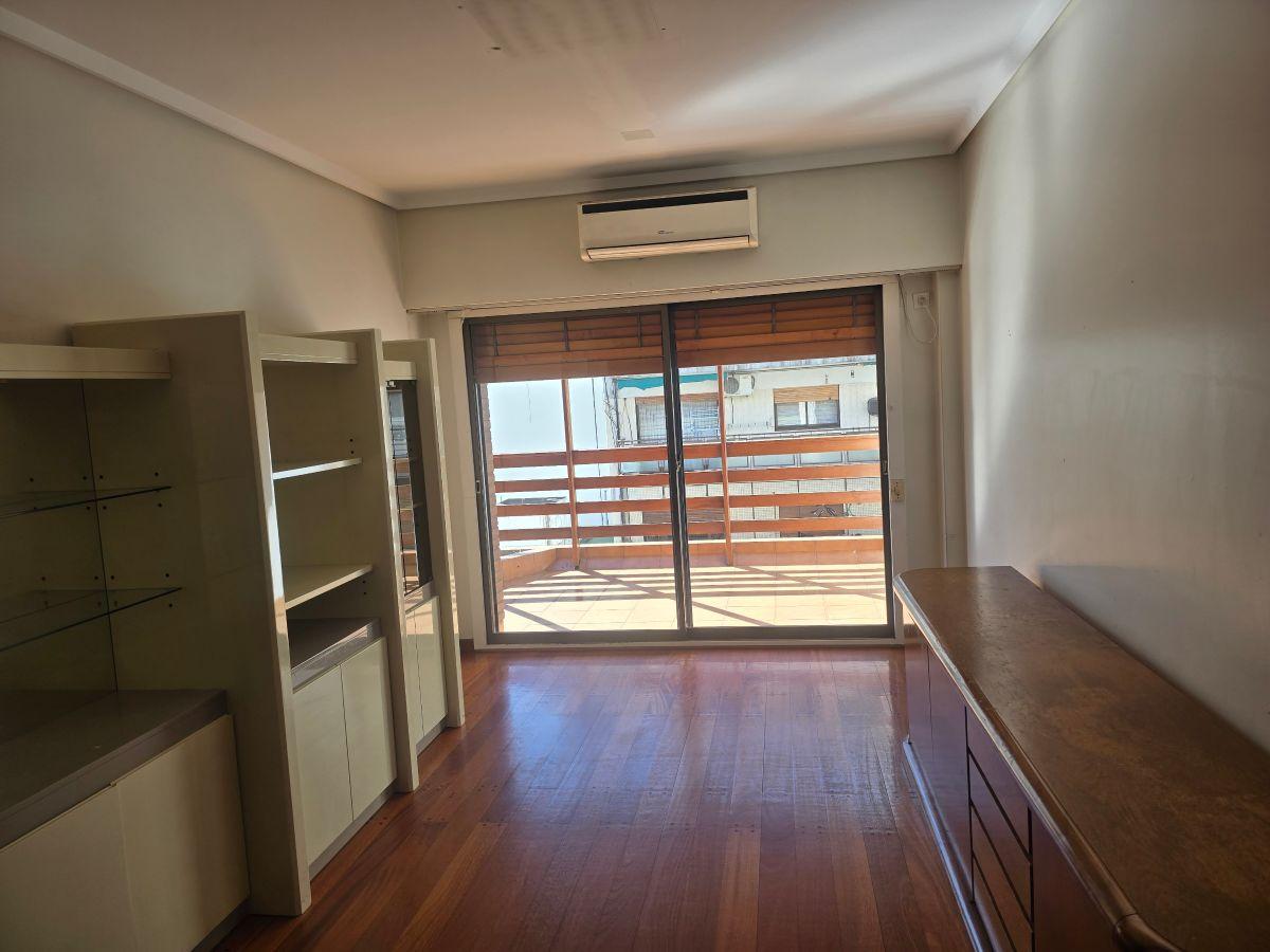 Foto de Piso alto de categoria con 2 cocheras. Terraza y parrilla, imagen 2