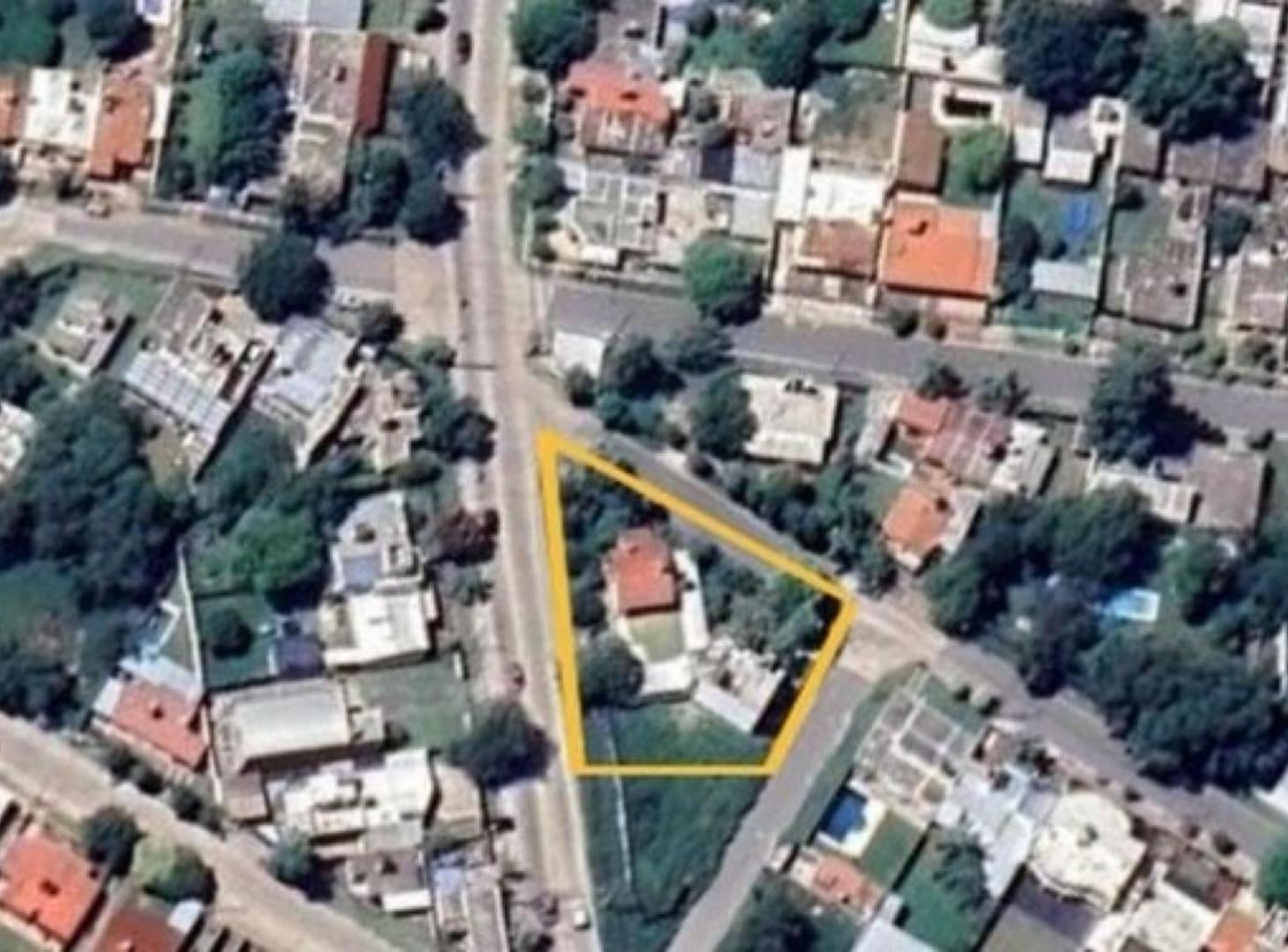 Galpon  con casas y departamento AV. Fangio ARGUELLO