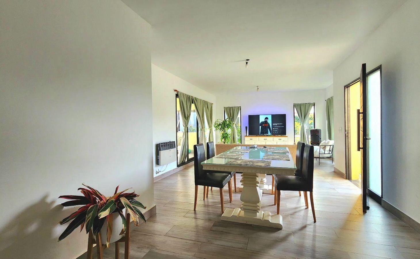 Casa en venta - con piscina - Barrio Santa Emilia, Pilar del Este