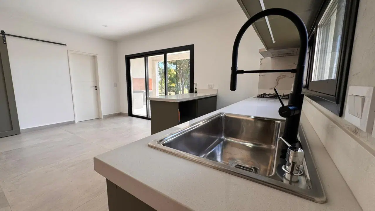 Casa a estrenar en Pilar del Este - Barrio Santa Elisa - 5 ambientes - 3