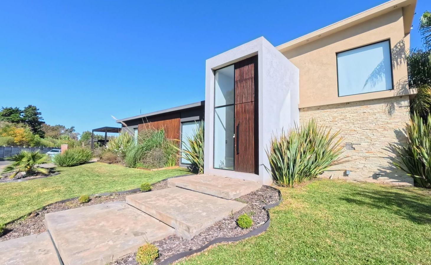 Casa en Venta con gran parque y pileta - Barrio San Matias, Escobar