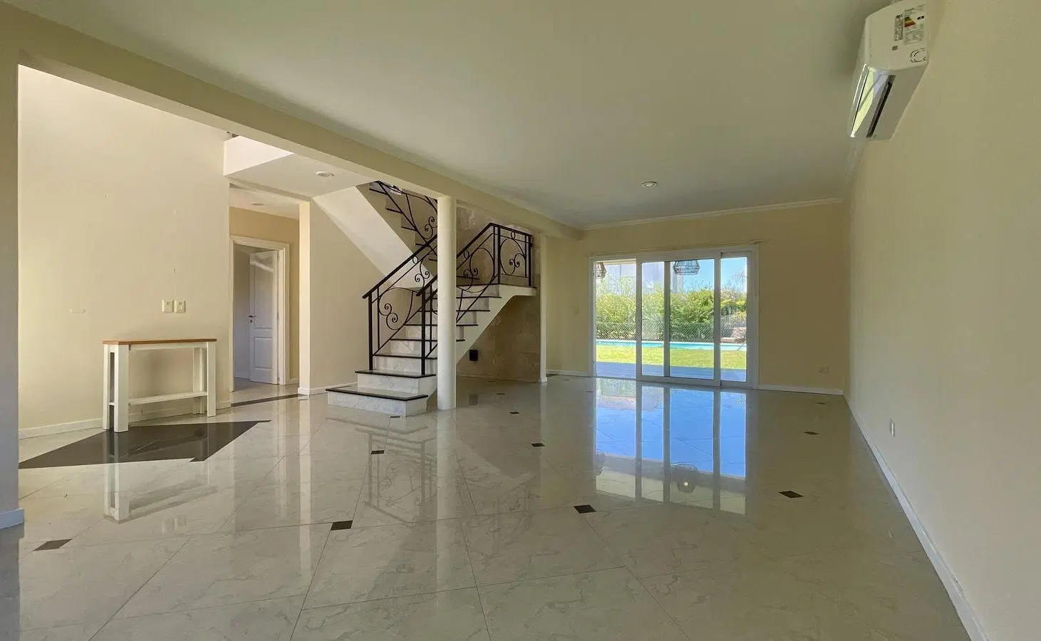 Casa de Estilo Frances en Venta - Barrio Vistas - Puertos del Lago 4