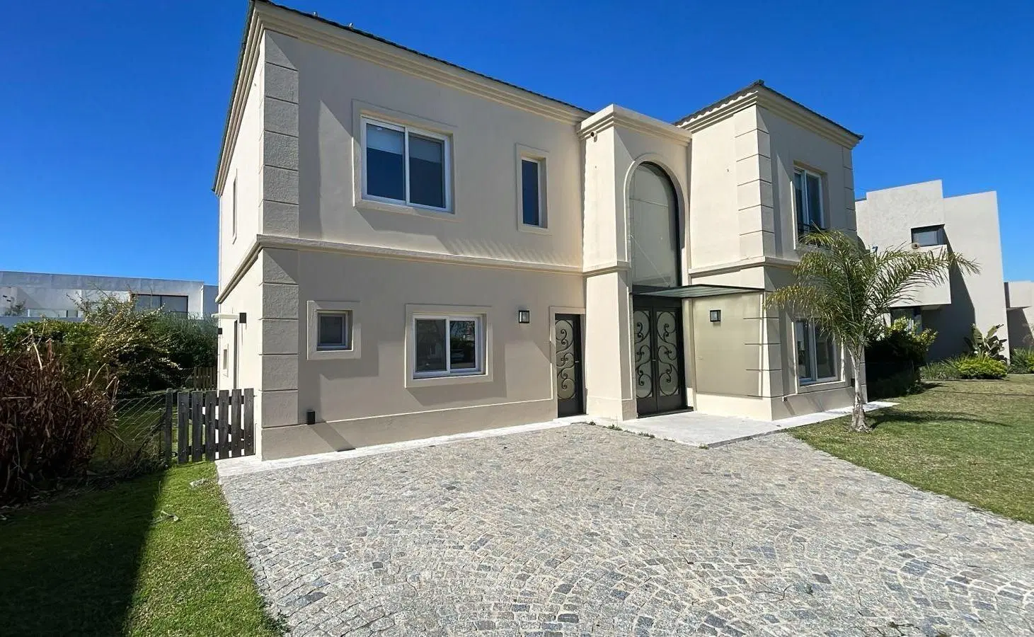 Casa de Estilo Frances en Venta - Barrio Vistas - Puertos del Lago 2