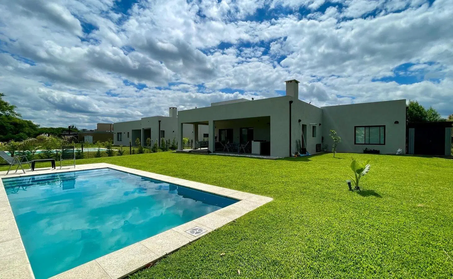 Casa en una planta en venta en San Matias con piscina y parquizacion 2