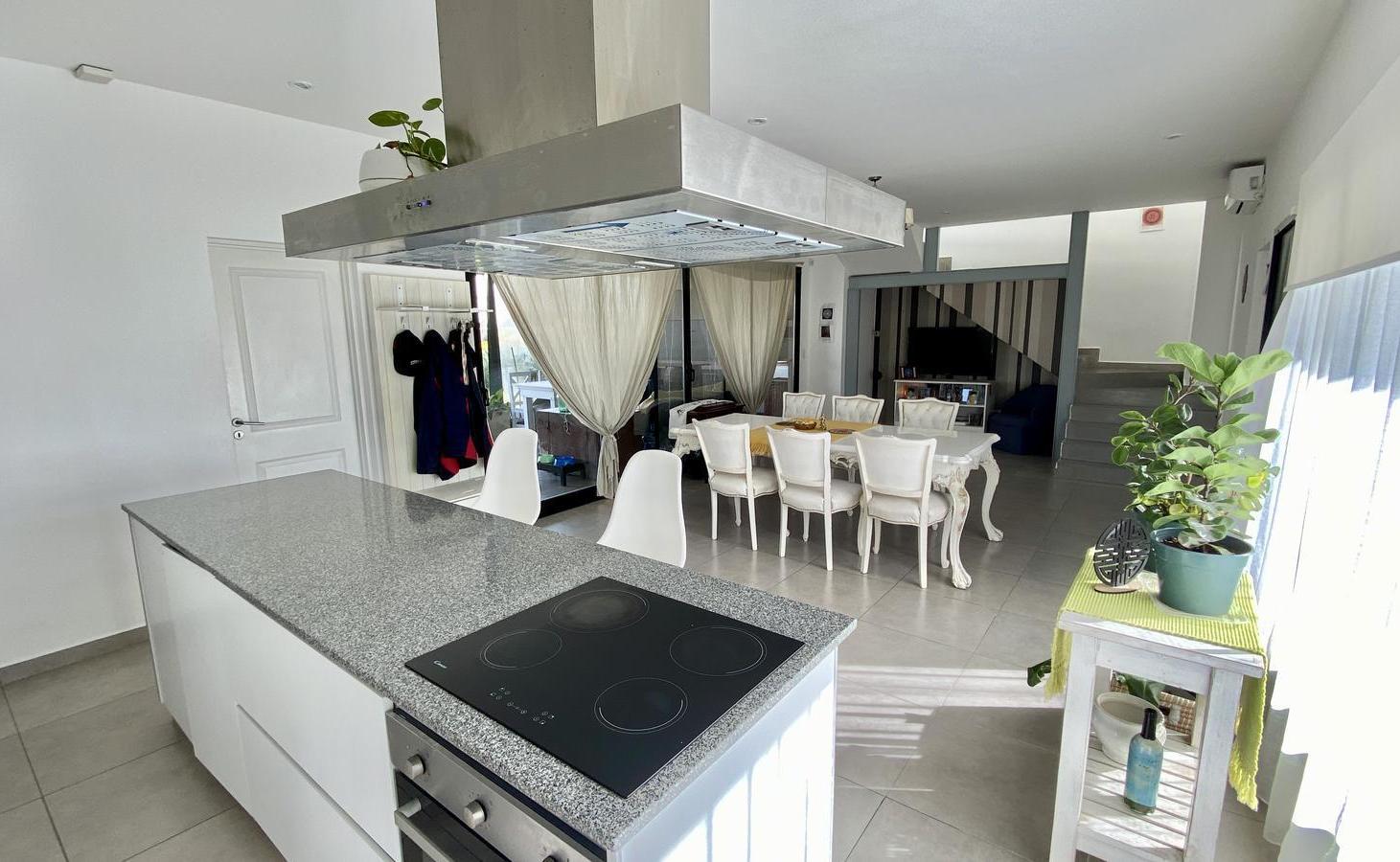 Foto de Casa en Venta en Barrio Santa Emilia - Pilar del Este - Con Piscina, imagen 3