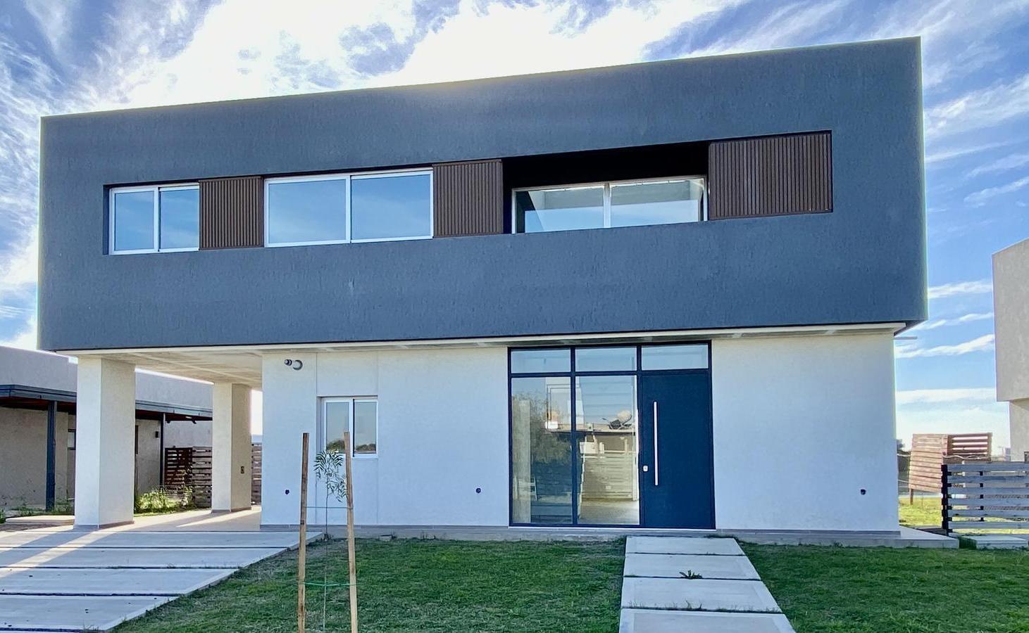 Foto de Casa a la Laguna con 4 dormitorios Escritorio en Venta en San Sebastian, imagen 1