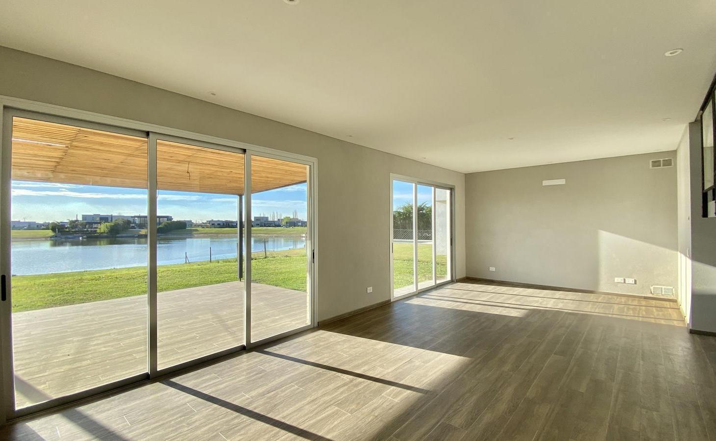 Foto de Casa a la Laguna con 4 dormitorios Escritorio en Venta en San Sebastian, imagen 2