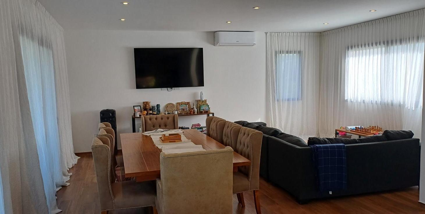 Foto de Casa En Venta - 6 Ambientes - Con Piscina, imagen 2