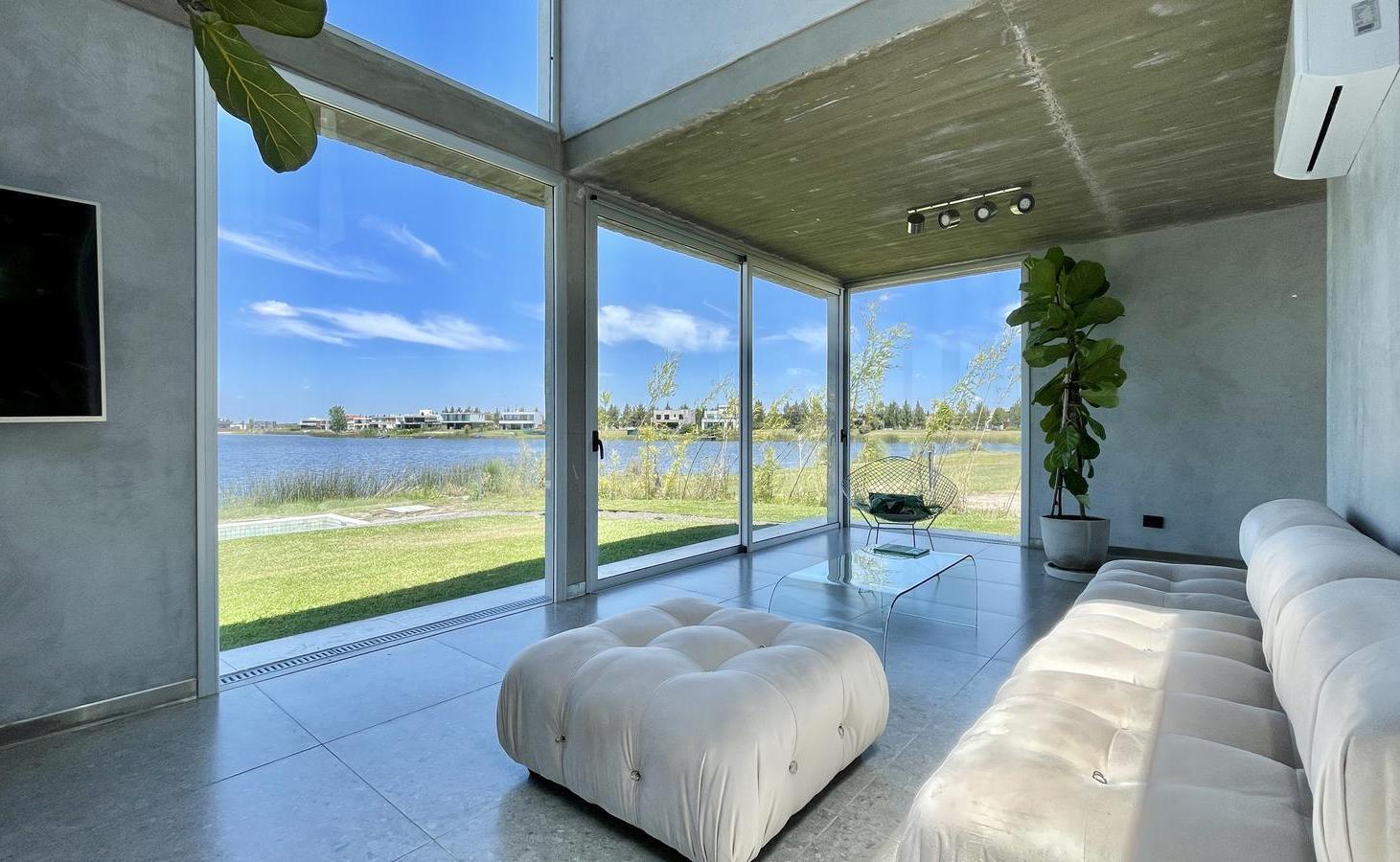 Foto de Retasada Casa en Naudir al lago central en venta - Con diseño, hormigon, imagen 2