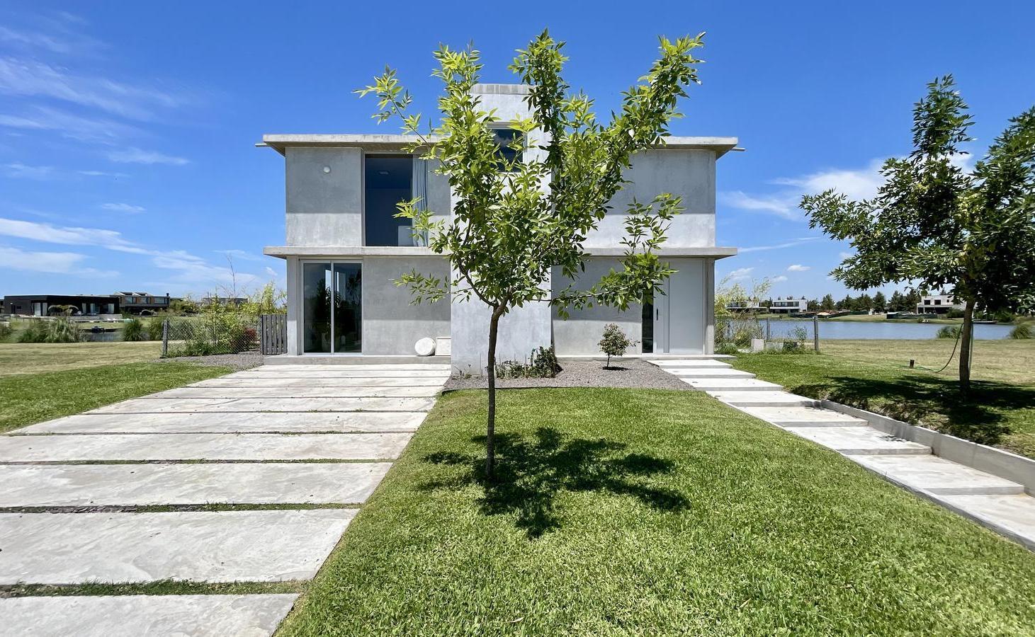 Foto de Retasada Casa en Naudir al lago central en venta - Con diseño, hormigon, imagen 1
