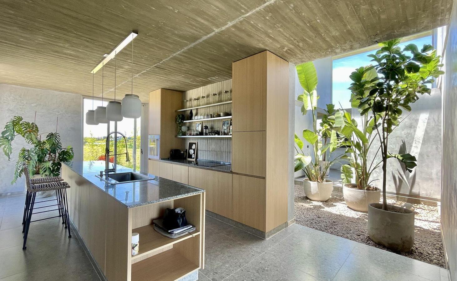 Foto de Retasada Casa en Naudir al lago central en venta - Con diseño, hormigon, imagen 3