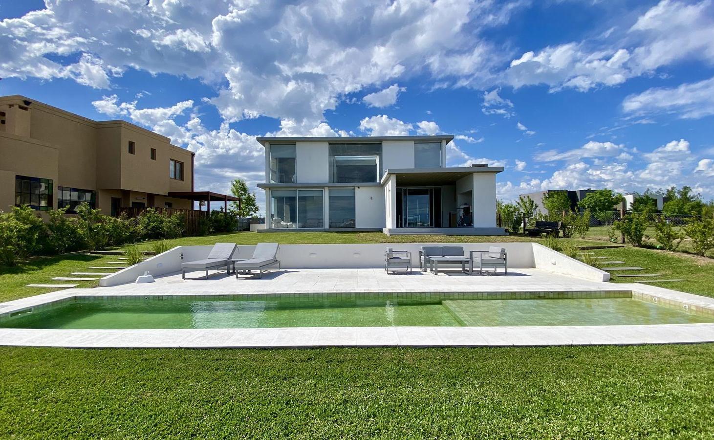 Foto de Casa en Naudir al lago central en venta - Con diseño, hormigon visto, imagen 1