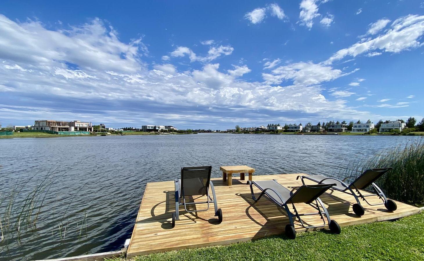 Foto de Casa en Naudir al lago central en venta - Con diseño, hormigon visto, imagen 3