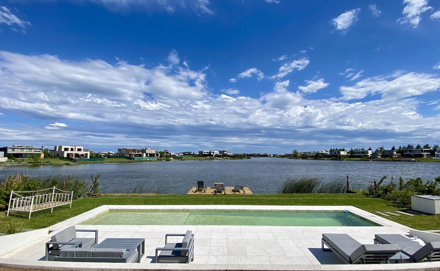Foto de Casa en Naudir al lago central en venta - Con diseño, hormigon visto, imagen 2