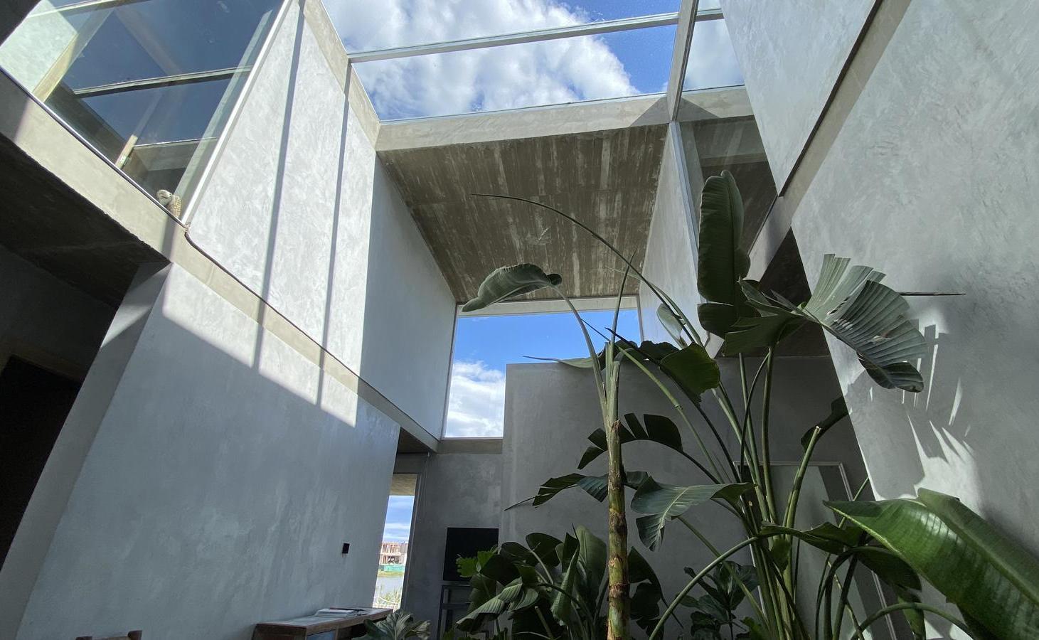 Foto de Casa en Naudir al lago central en venta - Con diseño, hormigon visto, imagen 4