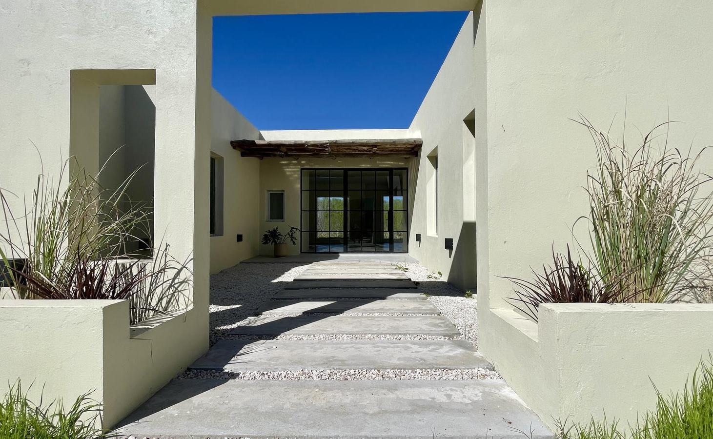 Foto de CASA EN NAUDIR EN VENTA - 5 AMBIENTES - PISCINA, imagen 1