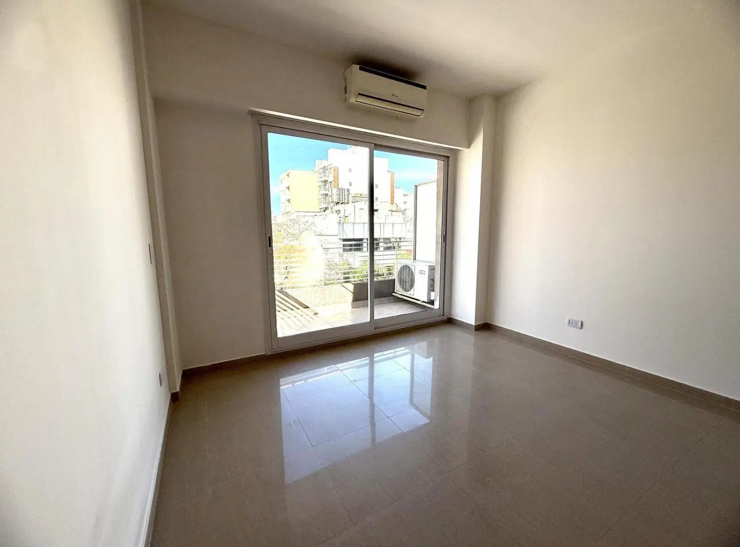 VENTA 1 AMB DIVISIBLE CON BALCON AL FRENTE, IDEAL INVERSION - FLORES 5