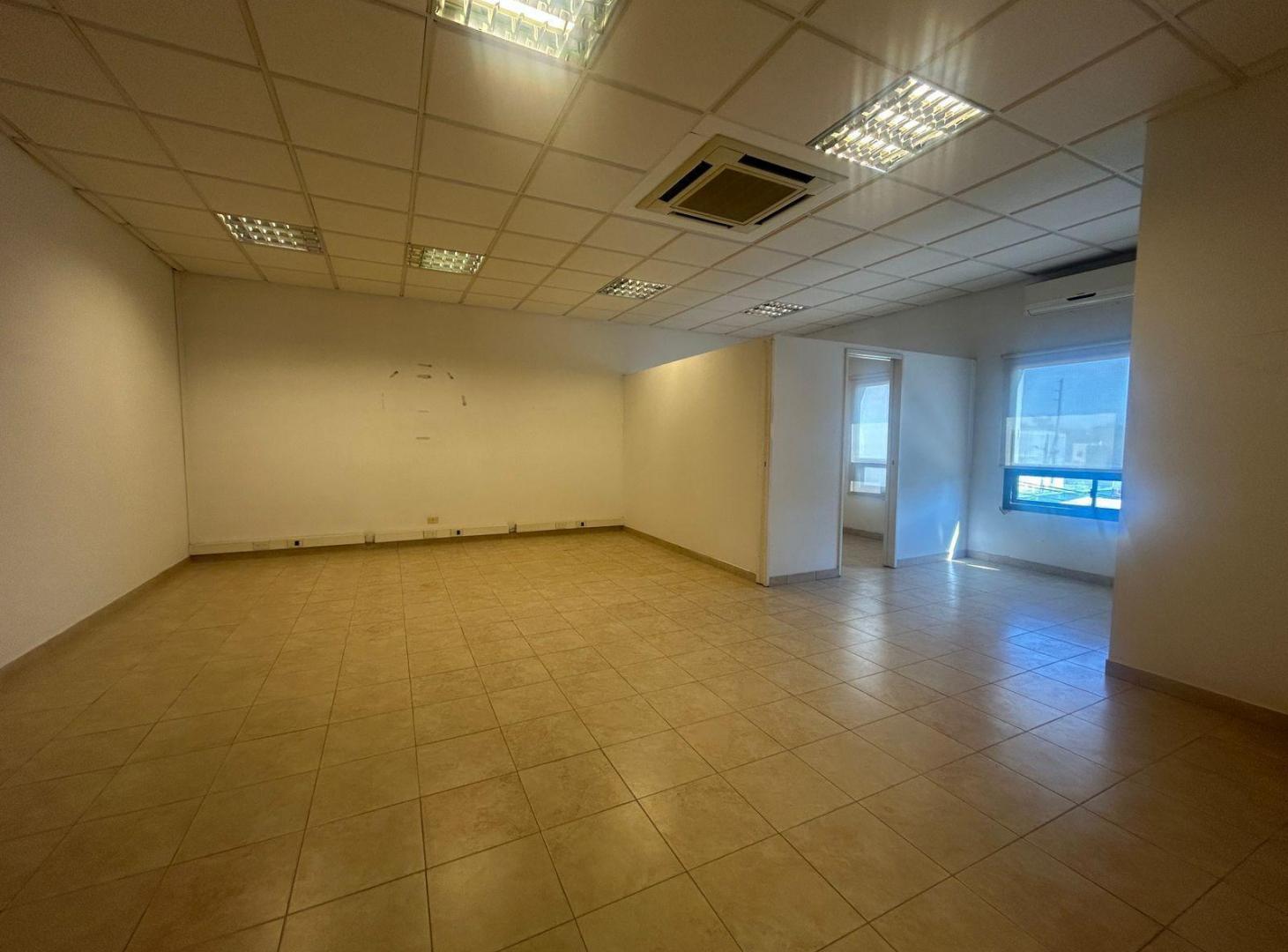 Foto de VENTA DEPTO/ OFICINA LUMINOSO EXCELENTE UBICACIÓN, imagen 4