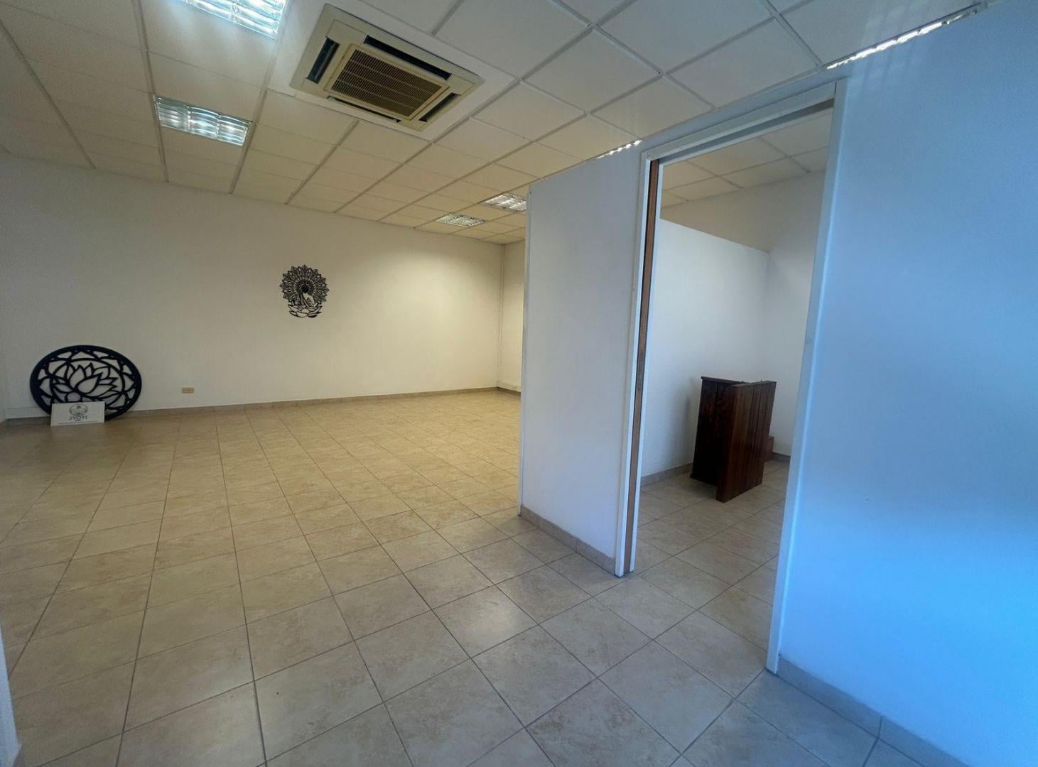 Foto de VENTA DEPTO/ OFICINA LUMINOSO EXCELENTE UBICACIÓN, imagen 3
