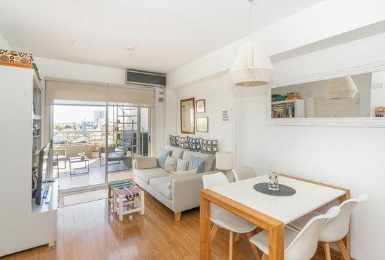 Foto de VENTA DEPTO 2 AMBIENTES CON BALCÓN ATERRAZADO Y TERRAZA COGHLAN, imagen 2