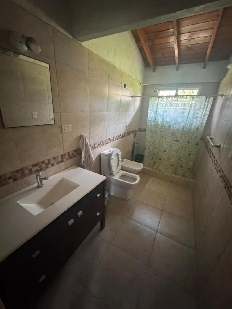 Quinta sobre lote de 2.500 m² con pileta, quincho, cancha de 8