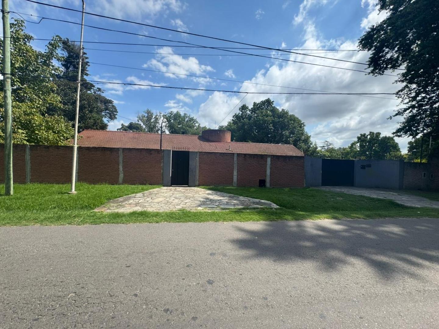 Quinta sobre lote de 2.500 m² con pileta, quincho, cancha de