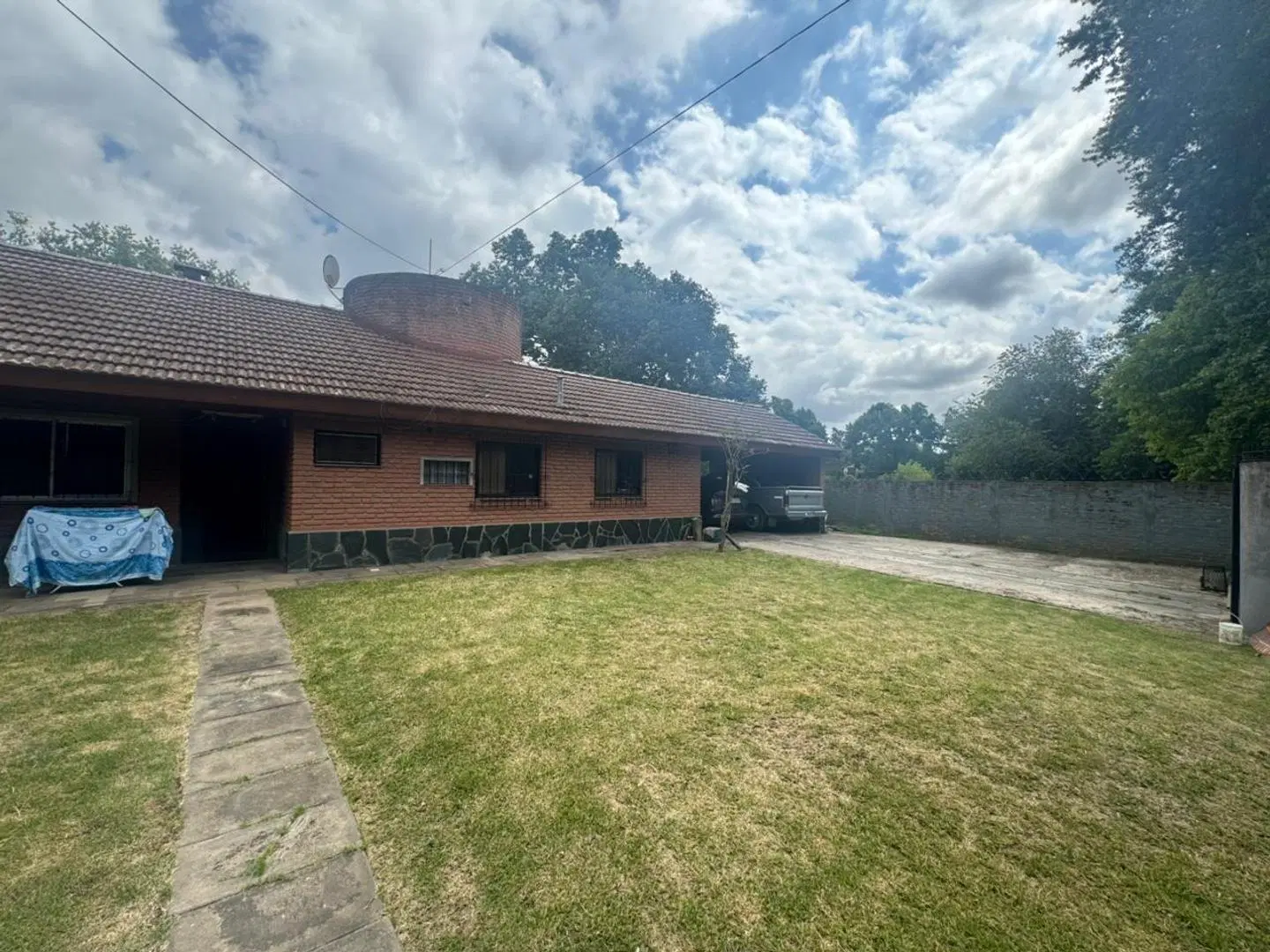 Quinta sobre lote de 2.500 m² con pileta, quincho, cancha de 3