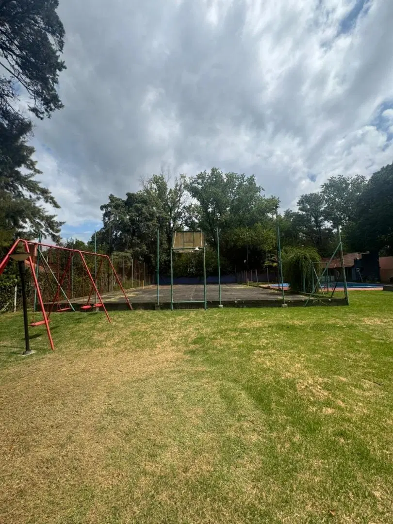 Quinta sobre lote de 2.500 m² con pileta, quincho, cancha de 2