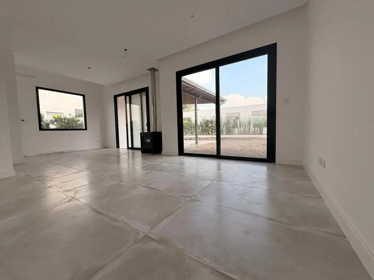 Casa a Estrenar en Venta Barrio Cerrado Santa Clara. 3 Dorm. 3