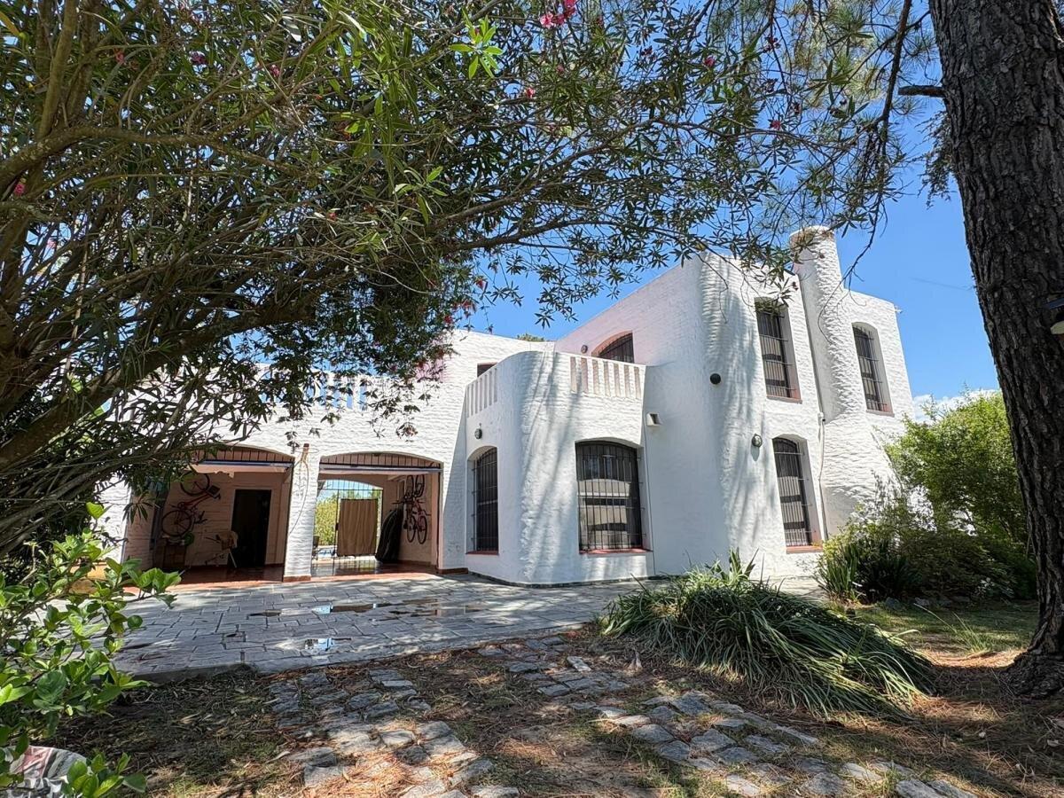 Hermosa Casa de estilo mediterráneo en Venta Barrio Cube Escobar. 4 Dormitorios. Gran Parque. Terraz