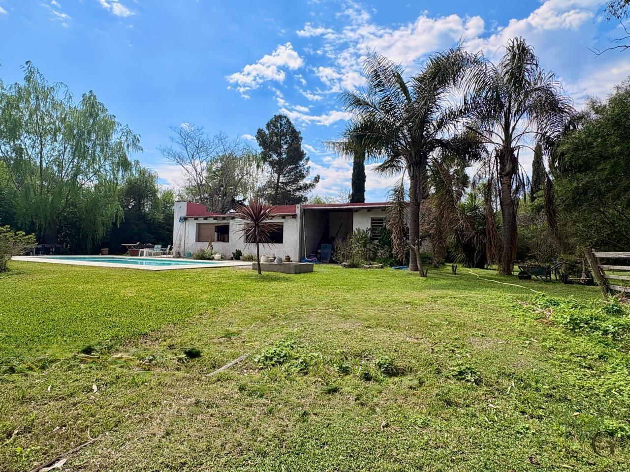 Impecable casa en venta Barrio Jularó. 1500mt de parque. 3 dormitorios. Piscina.