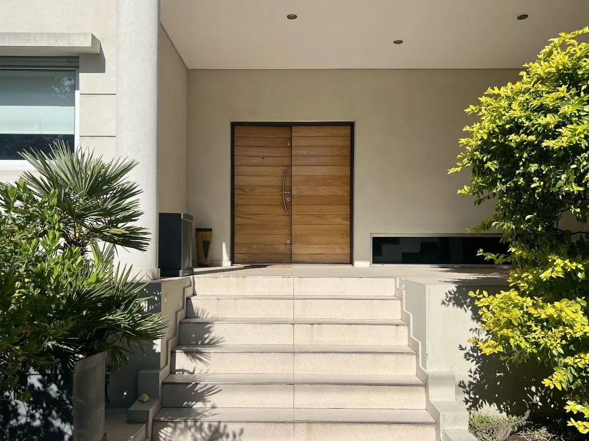 Casa 8 Amb. 6 Dorm. | 380m² Cub. | Parque, pileta, quincho y jacuzzi | Frente Norte | El Palomar 2