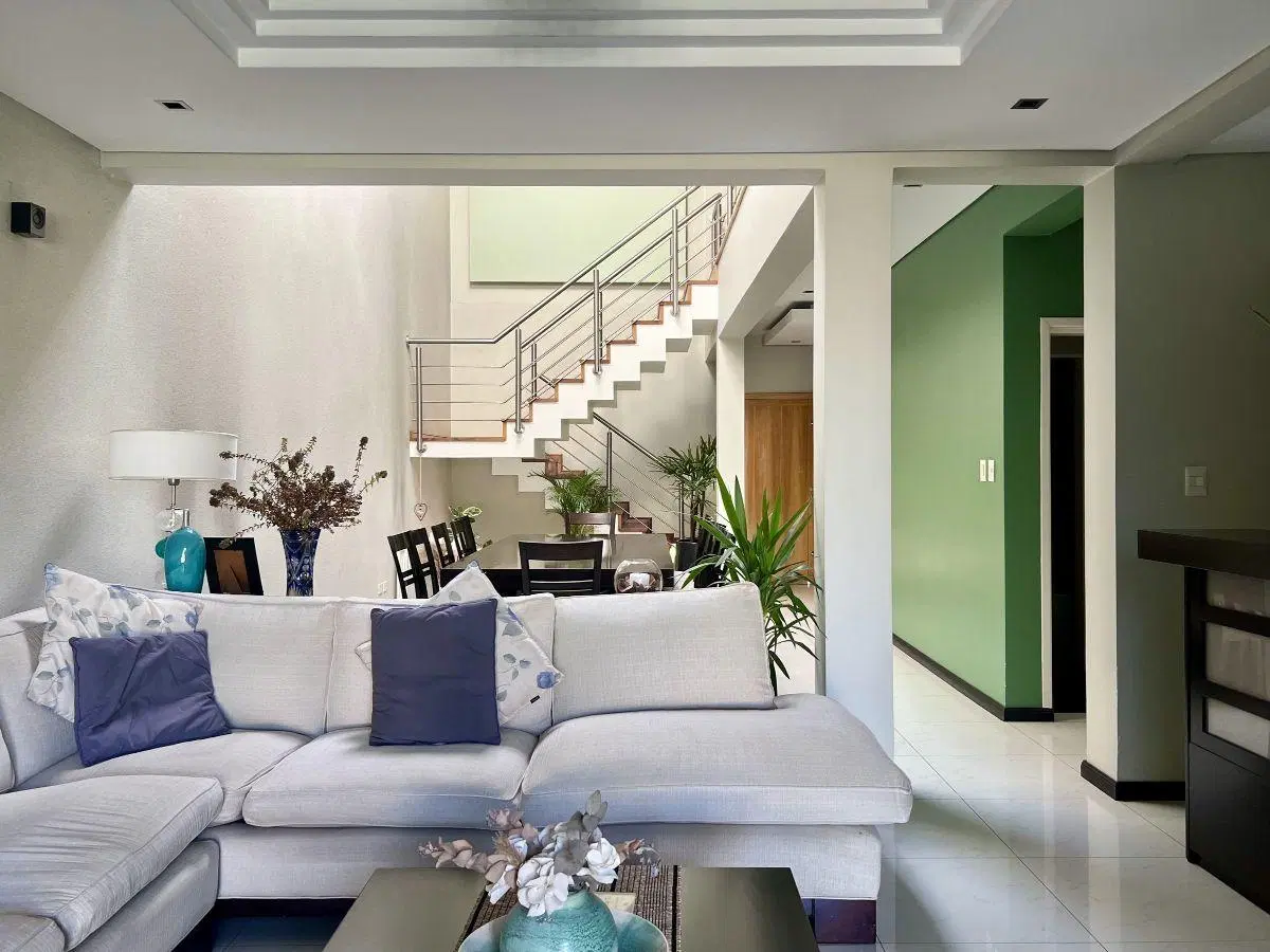 Casa 8 Amb. 6 Dorm. | 380m² Cub. | Parque, pileta, quincho y jacuzzi | Frente Norte | El Palomar 4