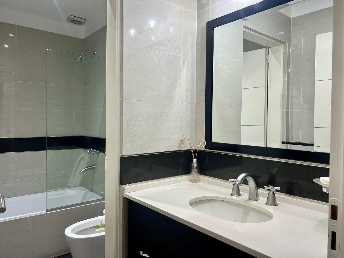 Casa 8 Amb. 6 Dorm. | 380m² Cub. | Parque, pileta, quincho y jacuzzi | Frente Norte | El Palomar 3