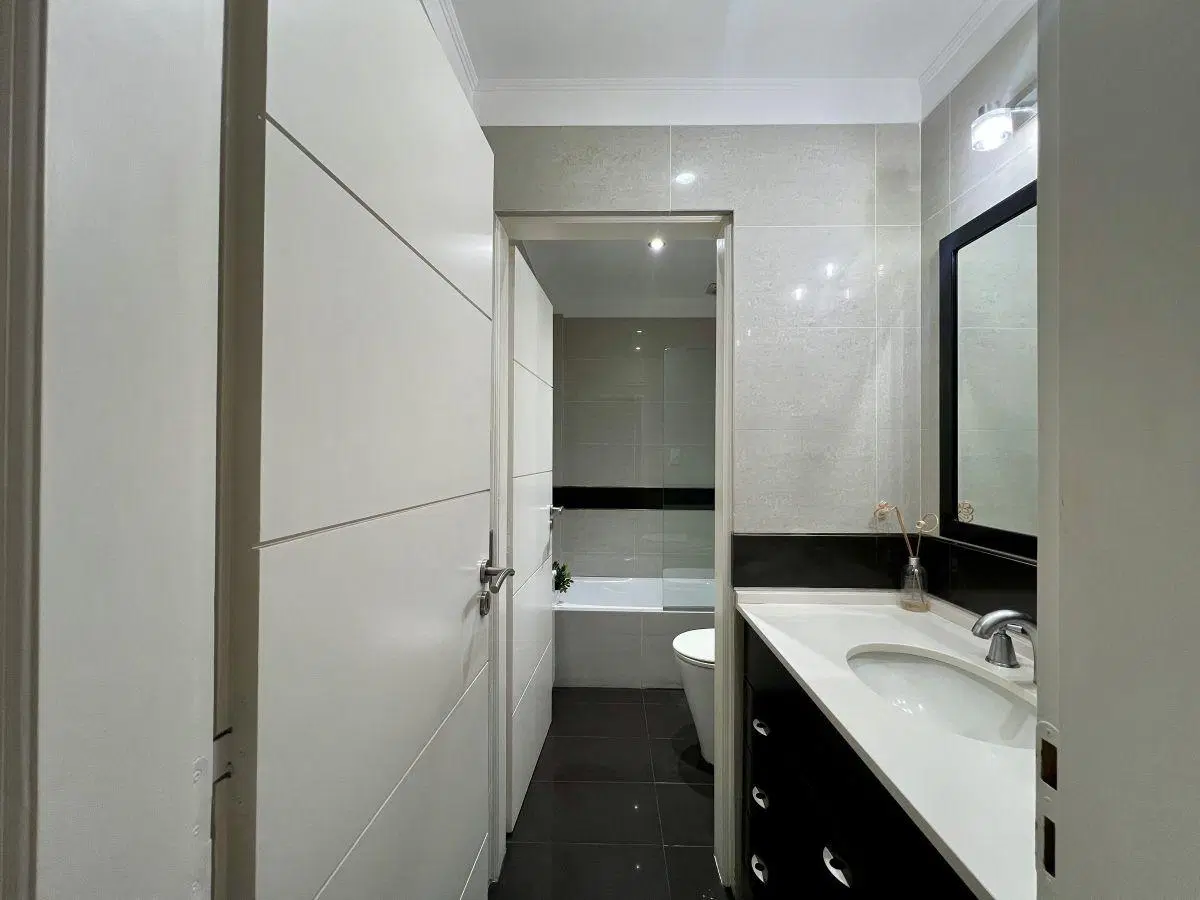 Casa 8 Amb. 6 Dorm. | 380m² Cub. | Parque, pileta, quincho y jacuzzi | Frente Norte | El Palomar 4