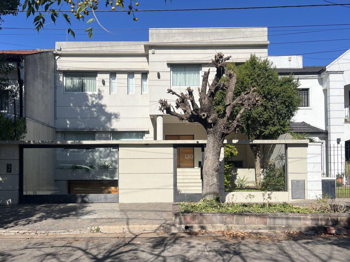 Casa 8 Amb. 6 Dorm. | 380m² Cub. | Parque, pileta, quincho y jacuzzi | Frente Norte | El Palomar