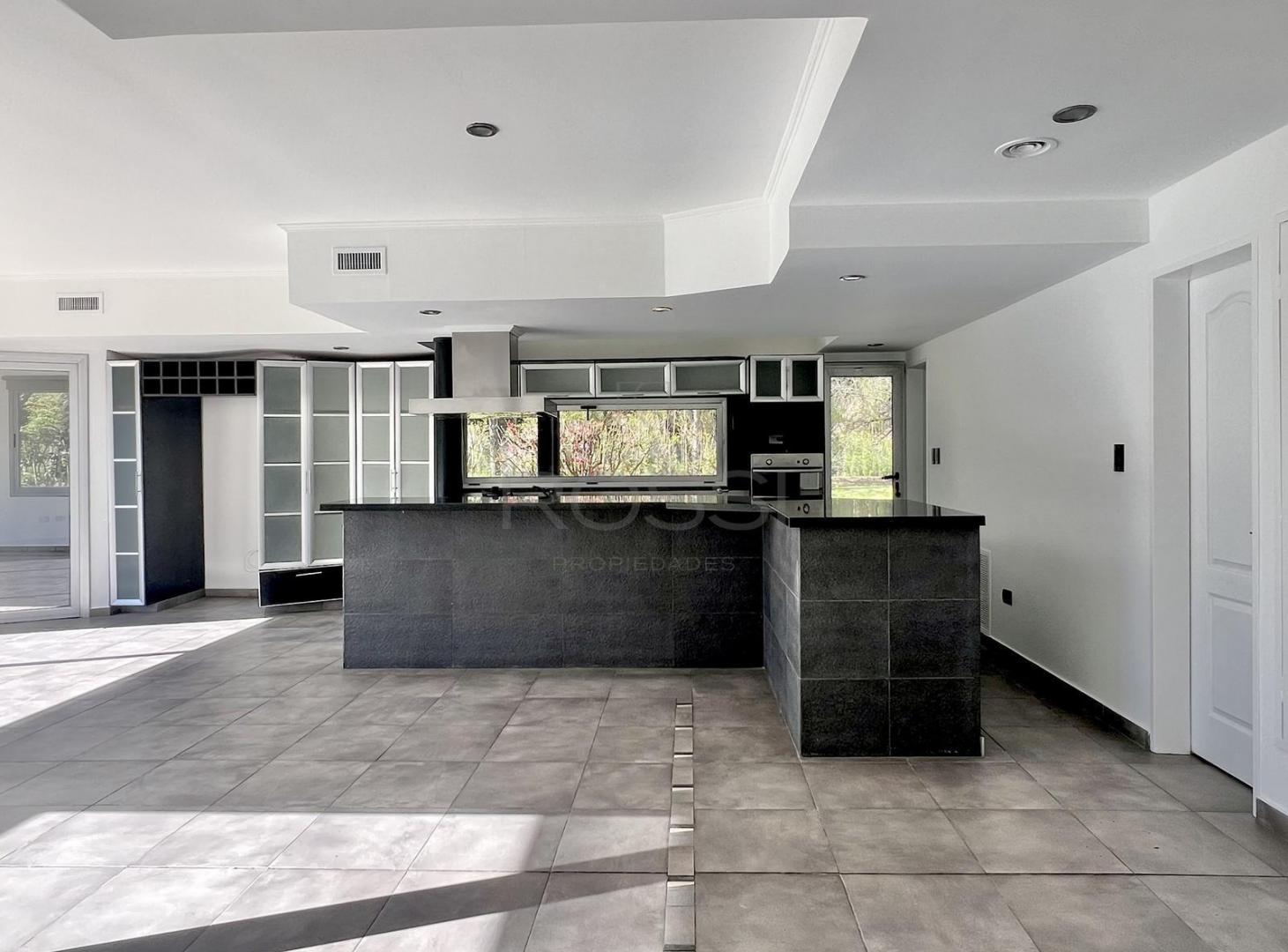 Foto de Casa 280 m² | Suite en PB | Pileta | Quincho con parrilla - Barrio, imagen 5