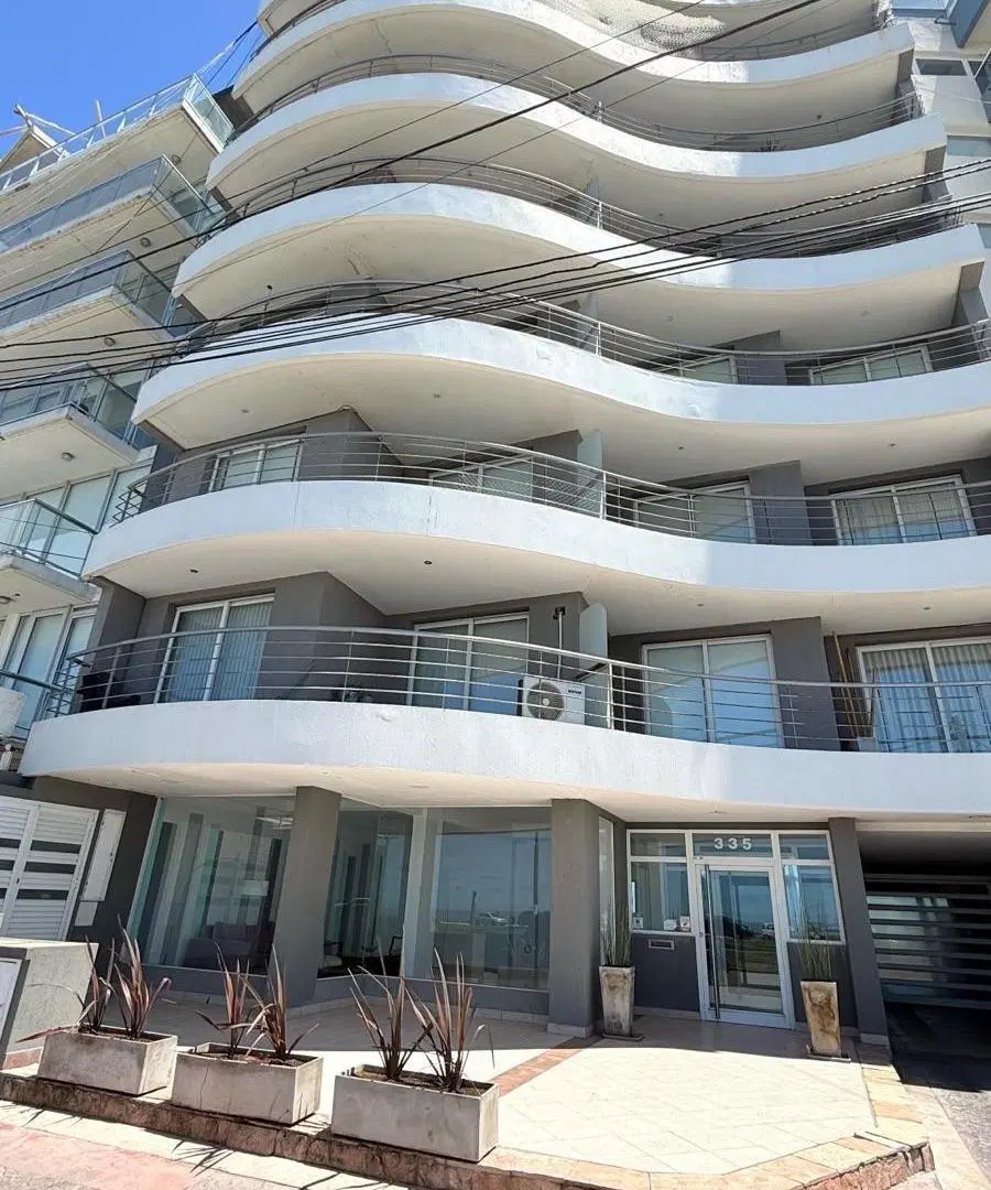 Departamento 2 ambientes cfte. abierto con cochera - La Perla 1