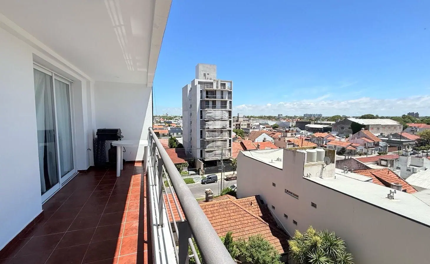 Departamento 2 ambientes cfte. abierto con cochera - La Perla 4