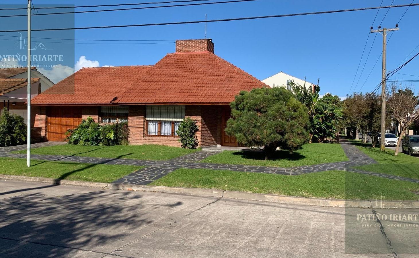 Casa 4 ambientes con parque Villa Primera