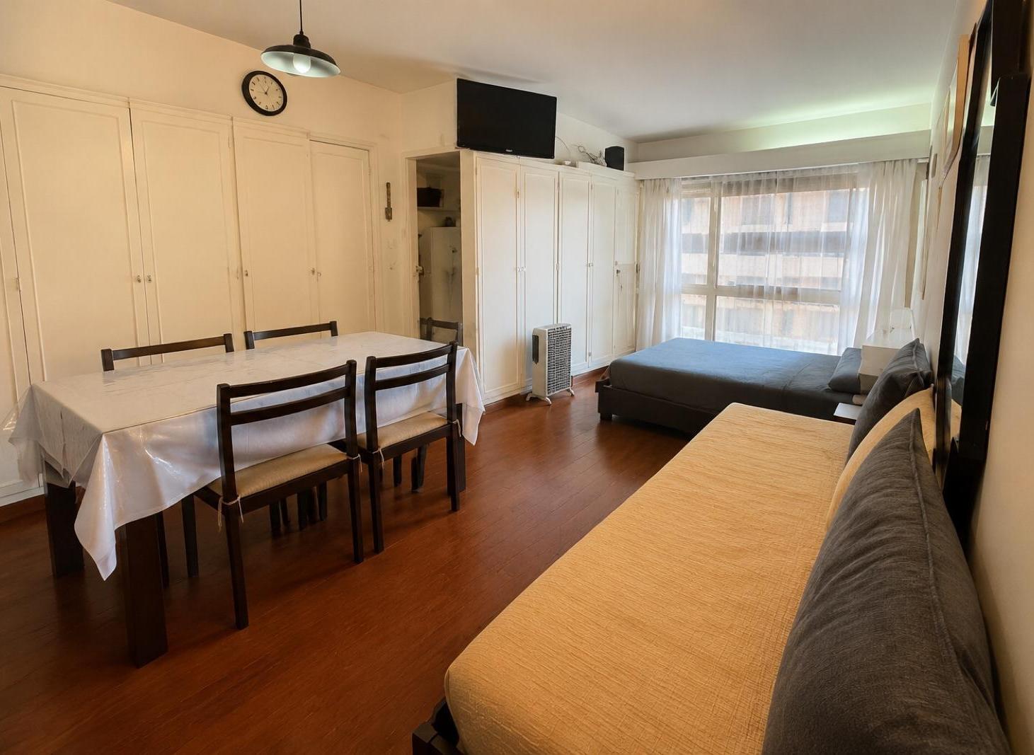 Foto de Monoambiente equipado con balcón con vista lateral al mar, ubicado en, imagen 1