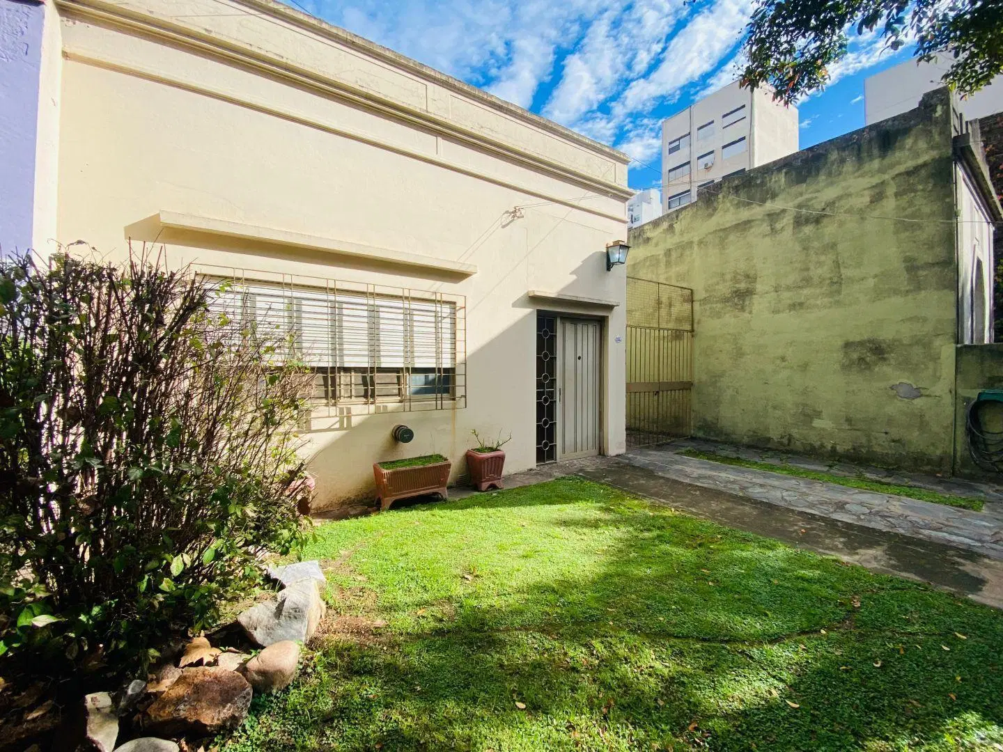 Casa 4 ambientes. | Caseros 2657 2