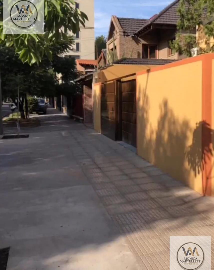 Local/4 Consultorios y un quirófano en planta alta