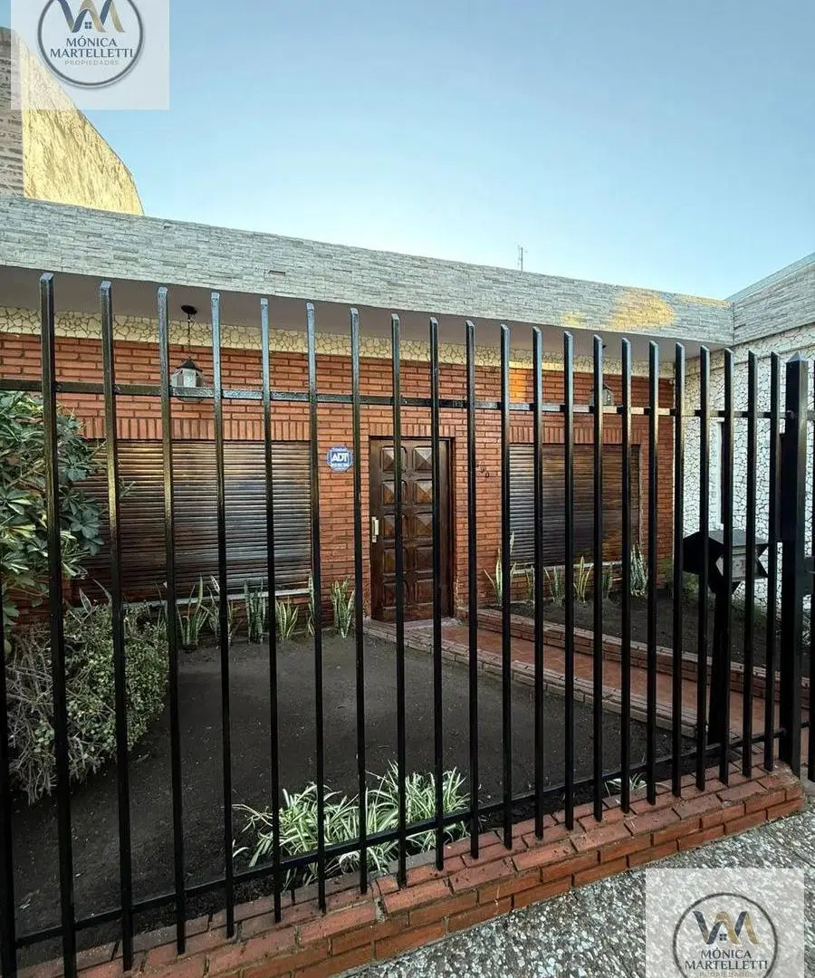 HERMOSA CASA EN CASTELAR NORTE 3 AMBIENTES 3