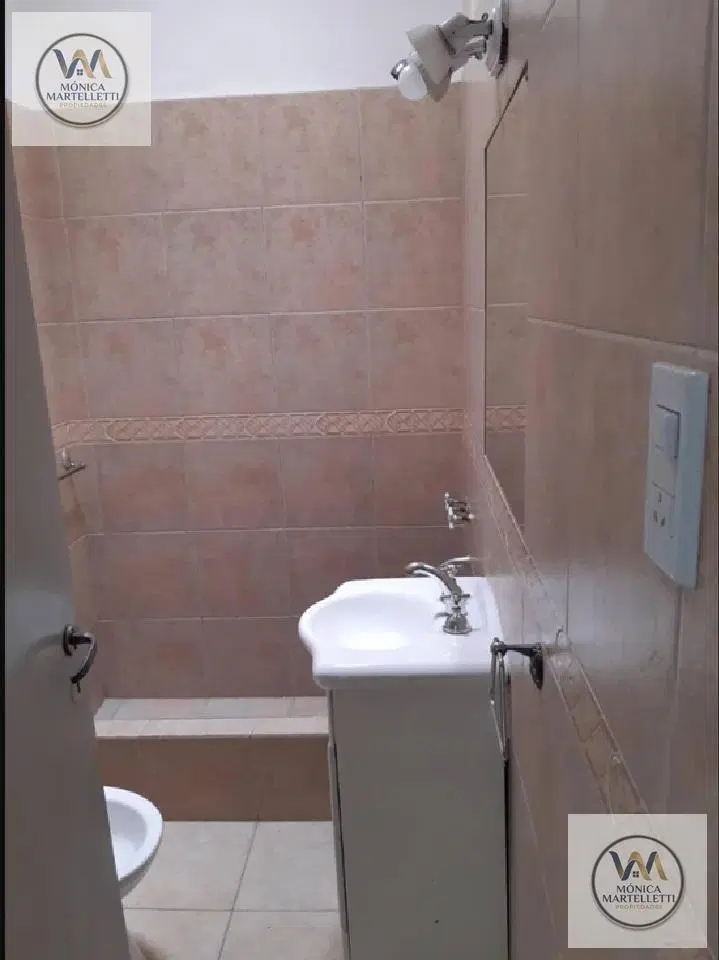 CASA DE 3 AMBIENTES CON COCHERA Y PARQUE -VILLA LUZURIAGA 2