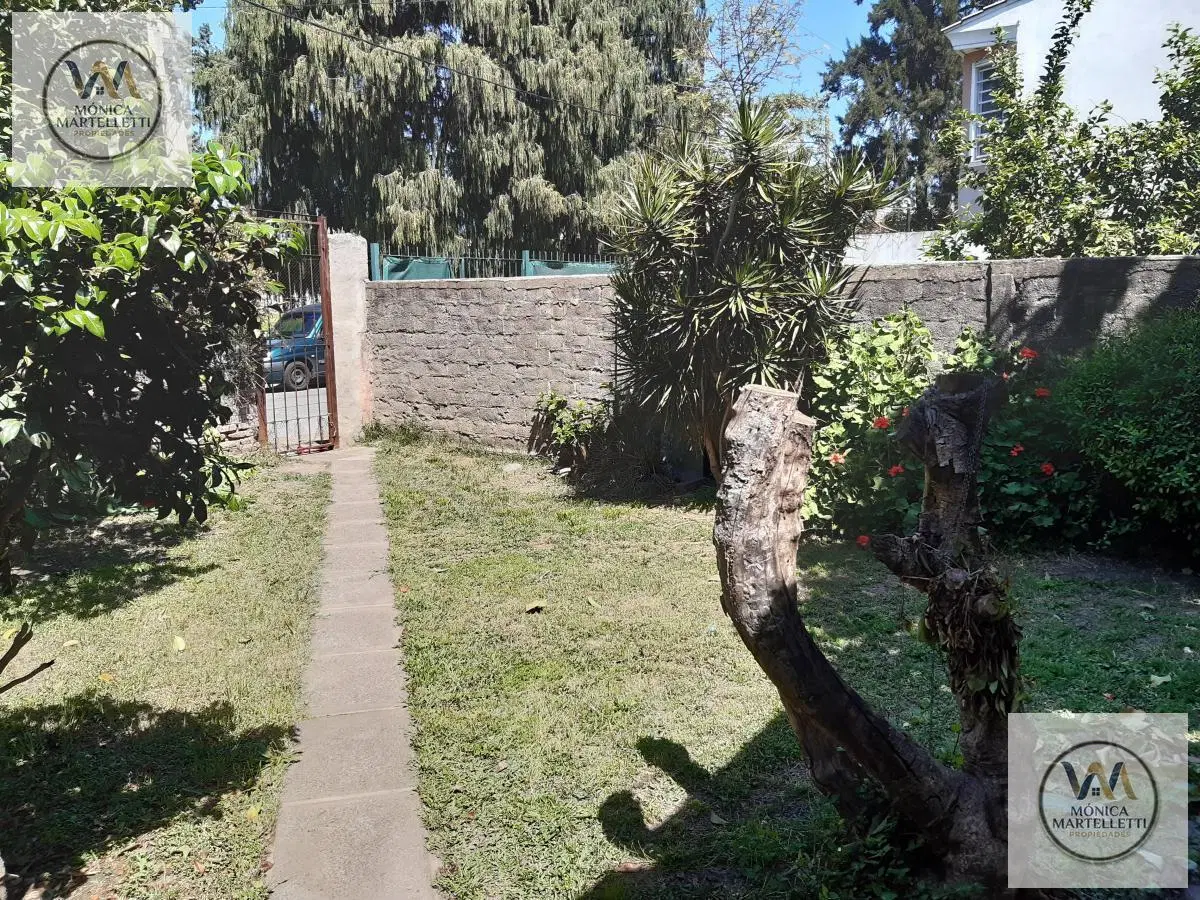 CASA DE 3 AMBIENTES CON COCHERA Y PARQUE -VILLA LUZURIAGA 5