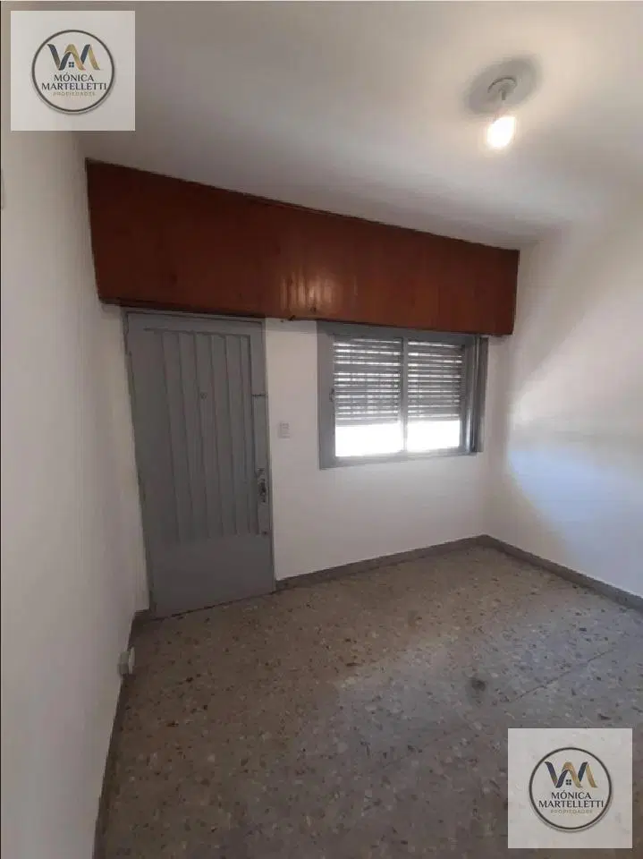 CASA DE 3 AMBIENTES CON COCHERA Y PARQUE -VILLA LUZURIAGA 1