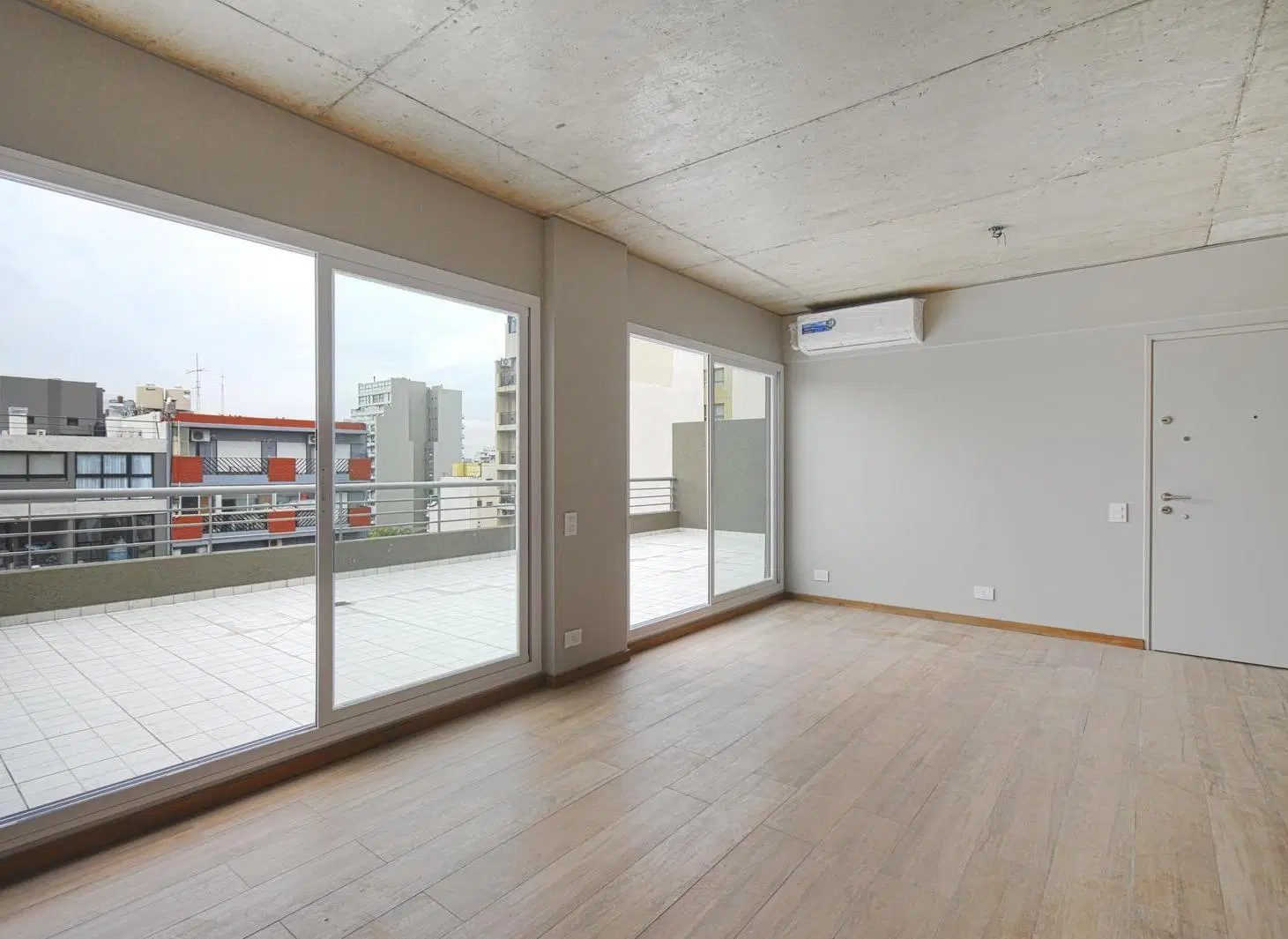 VENTA DEPARTAMENTO PENTHOUSE 3 AMBIENTES CON 2 COCHERAS CUBIERTAS 4