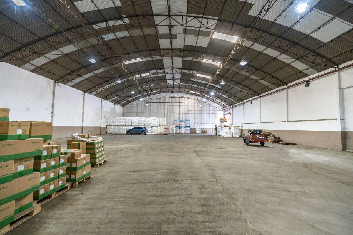Depósito en alquiler en Parque Suárez – 1185 m², planta libre, operación 24/7, J. León Suárez